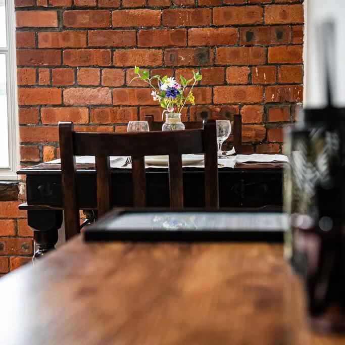 Victoria Quays Warehouse Apartment: Pet-Friendly City Centre Stay Sheffield Exterior photo